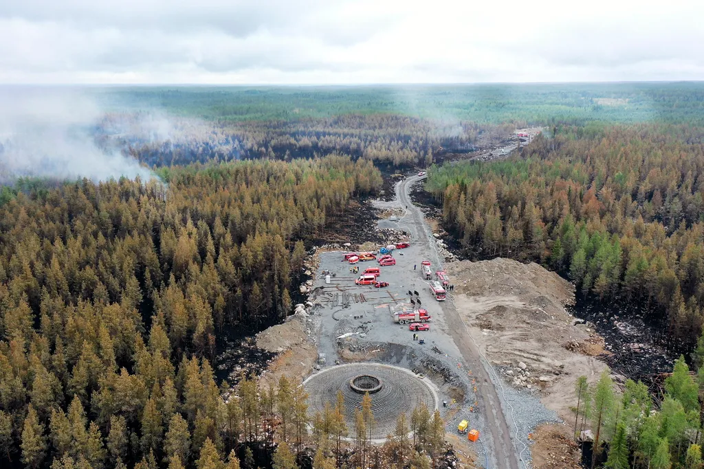 Kalajoki, 2021. július 31.
Tűzoltók dolgoznak a finnországi Kalajokiban 2021.  július 31-én. Az országban az elmúlt fél évszázad legsúlyosabb erdőtüze pusztít. Már napok óta ég az erdő az ország északnyugati részén, ami a szokatlanul száraz és meleg nyárral hozható összefüggésbe. Szerte az országból küldtek tűzoltókat a Helsinkitől ötszáz kilométerre északra fekvő Kalajoki folyó völgyébe, ahol 250 tűzoltó és katona, illetve négy helikopter oltja a lángokat.
MTI/AP/Lehtikuva/Aki Paavola 