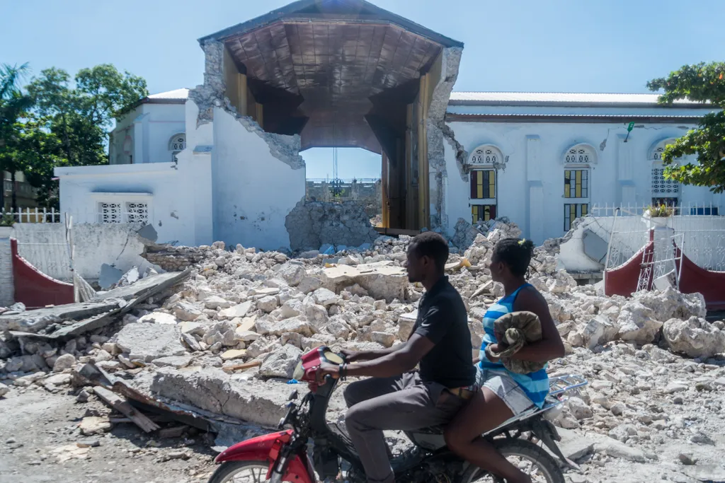 25 év legnagyobb földrengései, galéria, 2023.02.07.  Haiti, 2021.08. földrengés TOPSHOTS Horizontal EARTHQUAKE NATURAL DISASTERS DAMAGE INHABITANT CHURCH MOPED COUPLE RELIGIOUS BUILDING RELIGION 