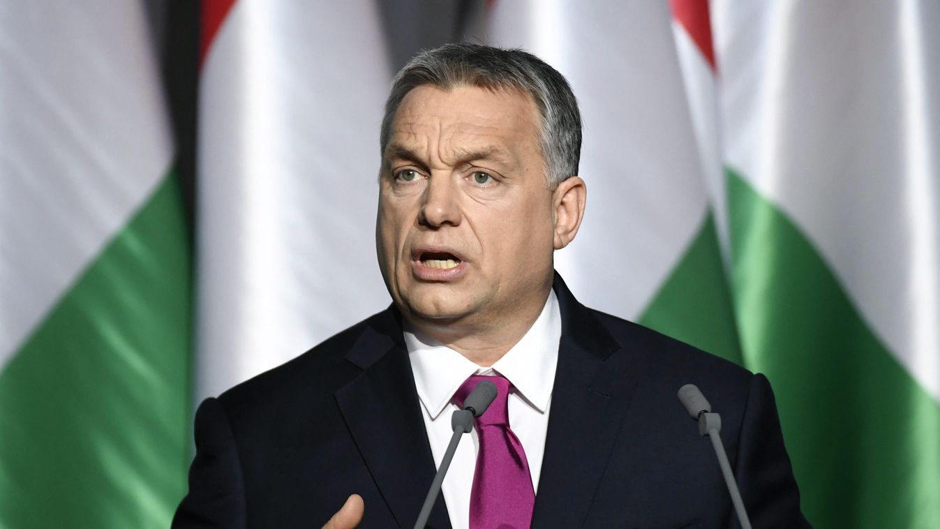 Orbán Viktor évértékelő beszéd Közéleti személyiség foglalkozása magyar zászló miniszterelnök politikus SZEMÉLY SZIMBÓLUM zászló 