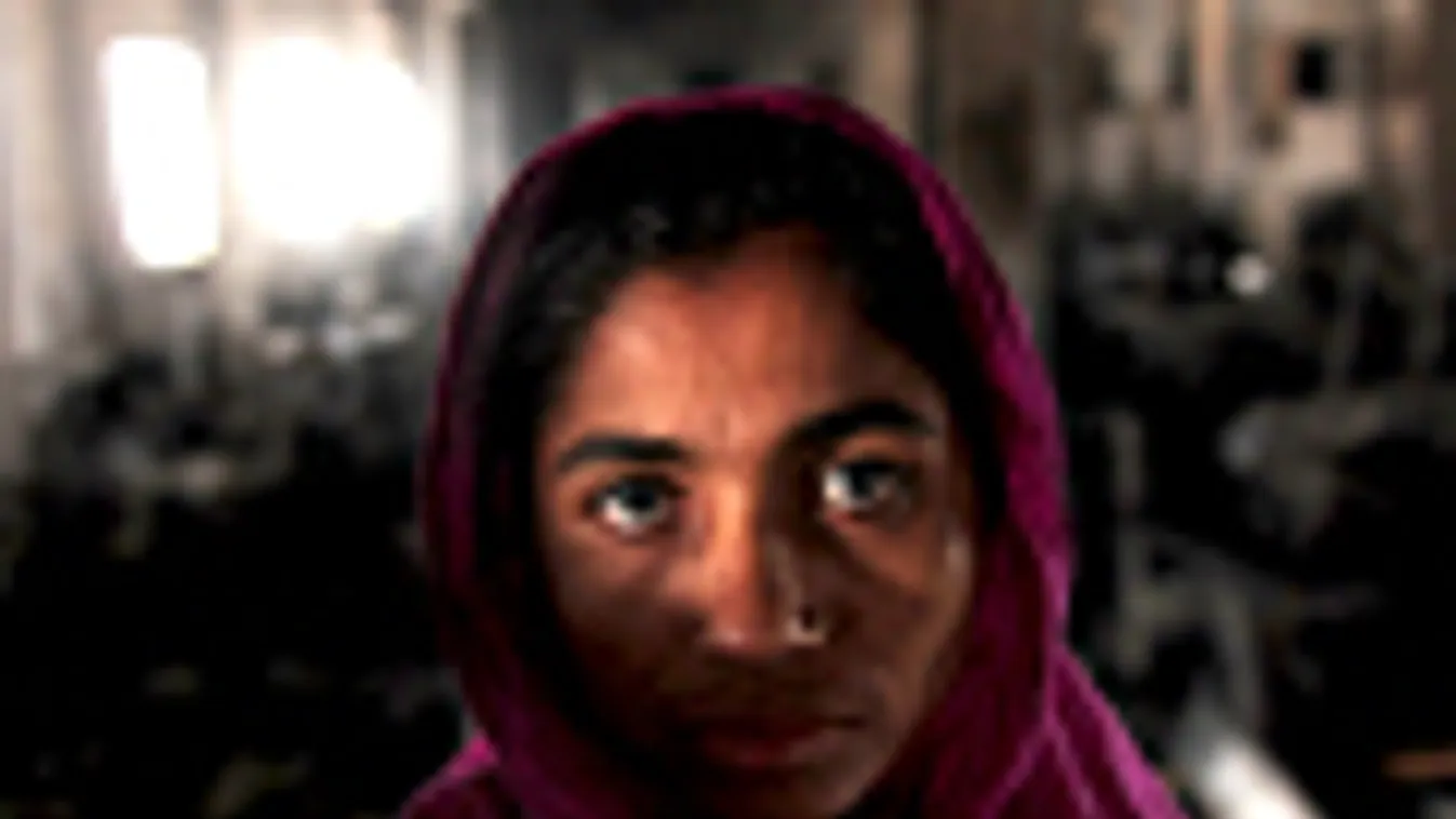 Banglades, textilipar, egy túlélő áll korábbi munkahelyén a 2013.01.26-án leégett ruhagyárban Dhakában
