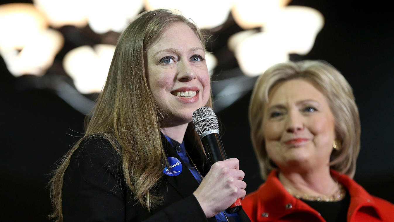 Democratic Presidential Candidate Hillary Clinton Campaigns Throughout Iowa Ahead Of State's Caucus GettyImageRank2 EVENT HORIZONTAL DAUGHTER USA Iowa POLITICS Hillary Clinton ELECTION SECRETARY OF STATE Females Photography Chelsea Clinton Democratic Part