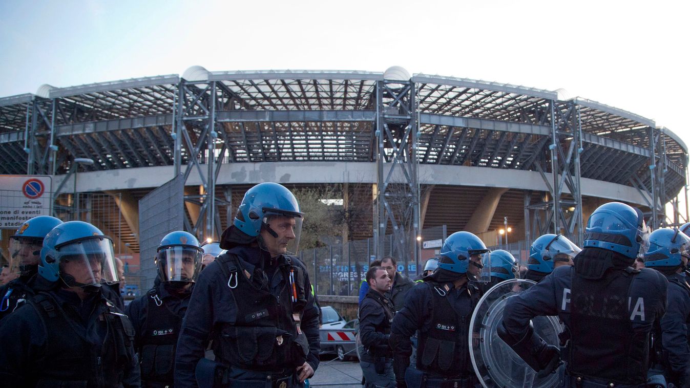 Olasz drukkerek, rohamrendőrök a San Paolo stadion előtt 