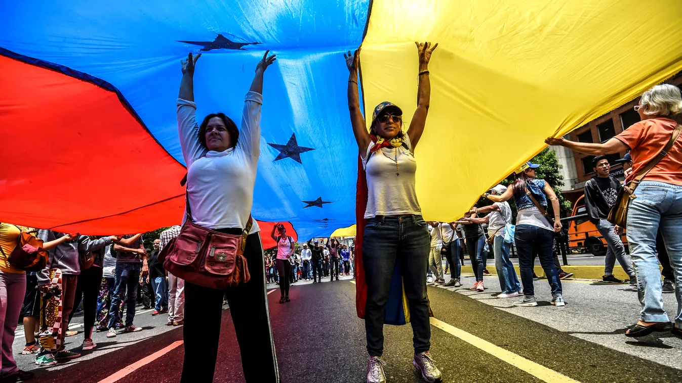 venezuela, Tüntetés Nicolás Maduro elnök szocialista kormány elleni tiltakozás Caracas 2017.04.24. 
