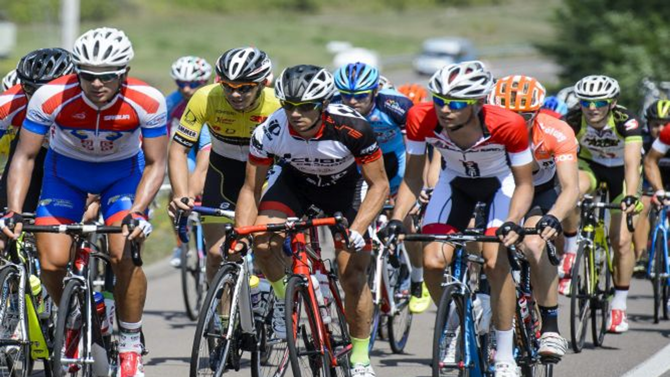 Egerszalók, 2015. augusztus 8.
Versenyzők haladnak a Tour de Hongrie kerékpárverseny 4. szakaszán Egerszalók közelében 2015. augusztus 8-án. Magyarország legnagyobb kerékpárversenye augusztus 4-én Szombathelyen indult és hat nappal később, augusztus 9-én 