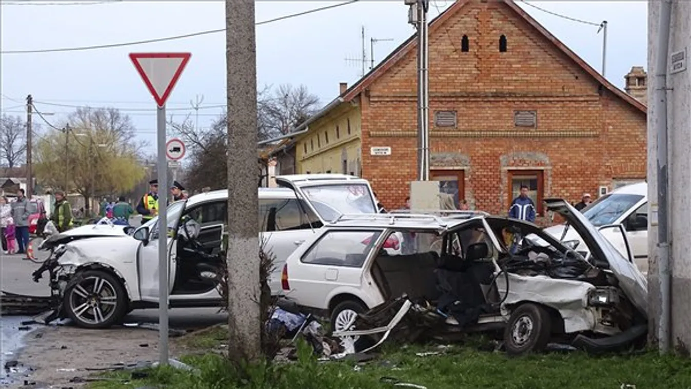 Ütközésben összetört autók Hódmezővásárhelyen 2016. március 19-én. A Szoboszlai utcánál történt balesetben az egyik sofőr a helyszínen életét vesztette. 