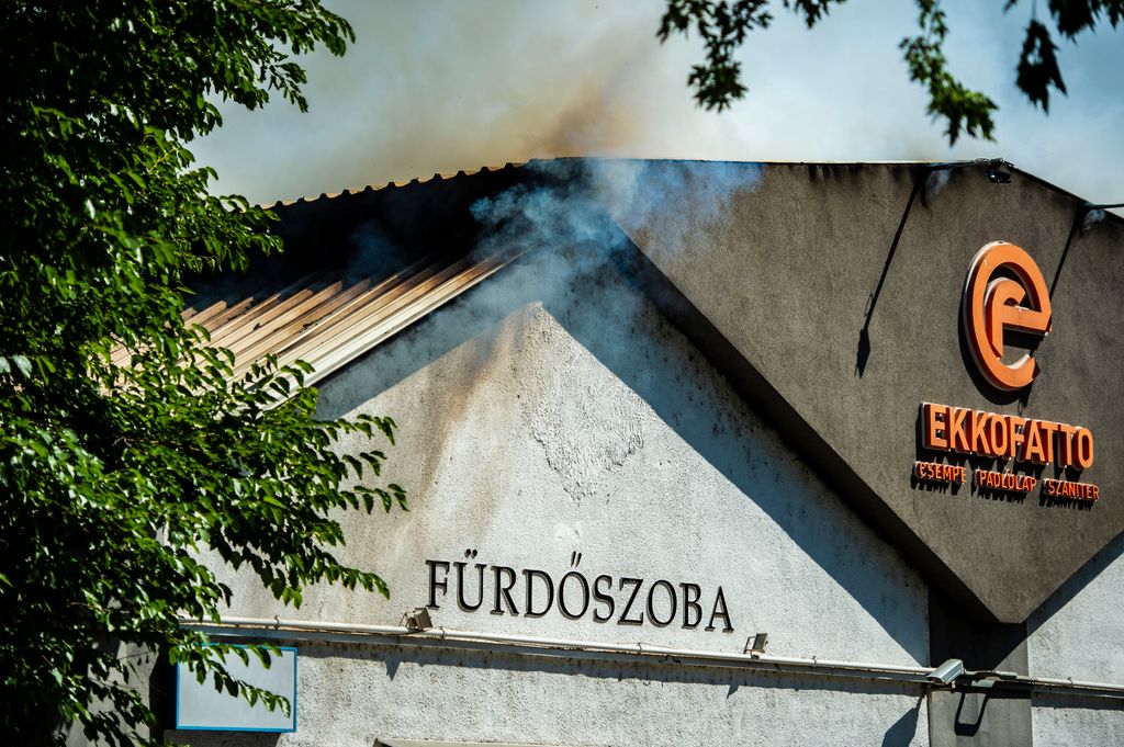 Tűz van a XIII kerületben, Tatai utca, tűz, Budapest, hőség, tűzoltó, JAVÍTOTT 