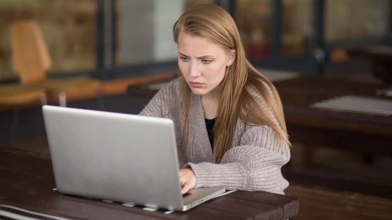 laptop fiatal nő online internet Társkereső: Ez nem az a hely, ahol bárkit is érdekelnek a belső értékeid 