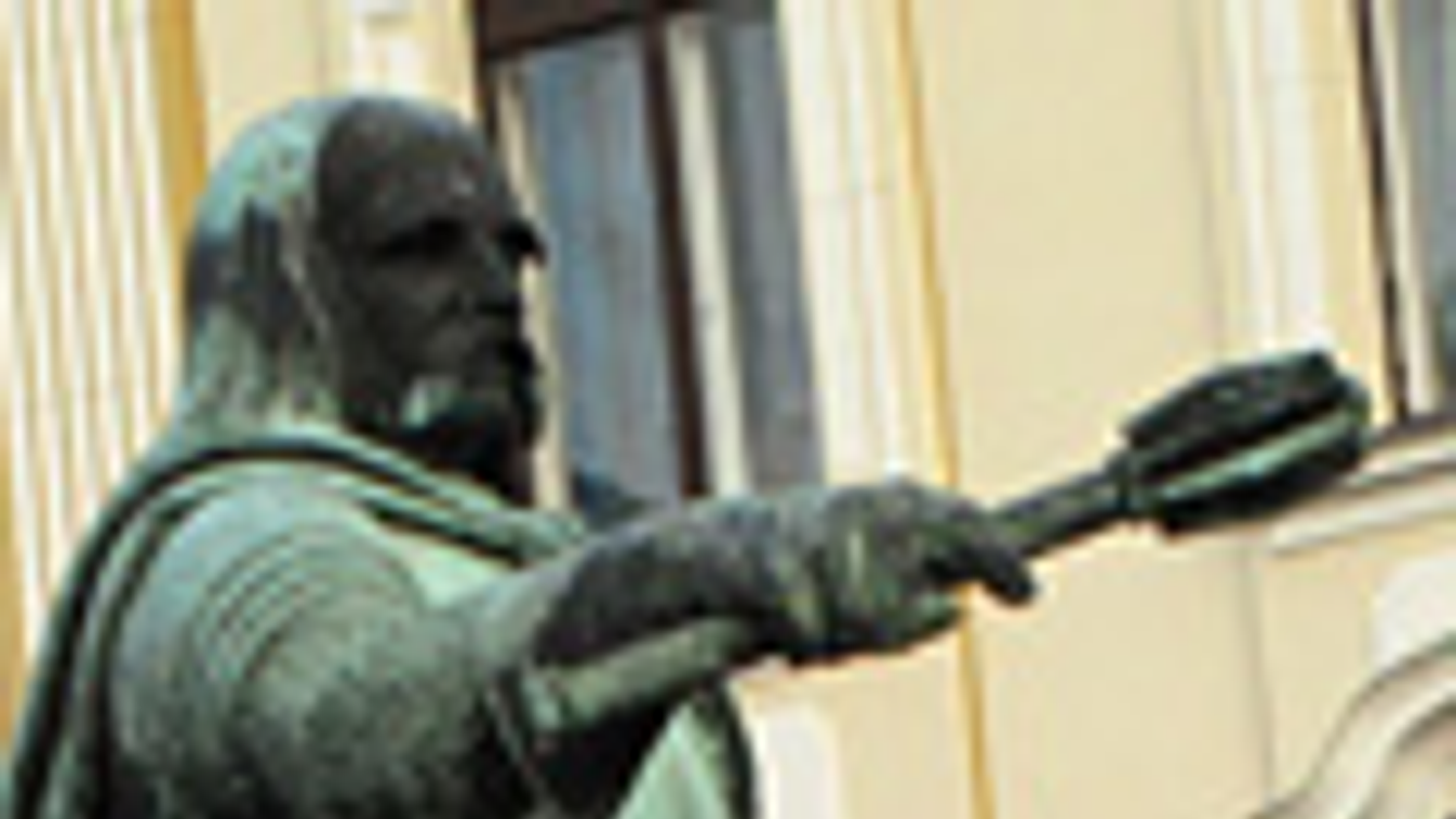 Hunyadi János szobra a pécsi Széchenyi téren