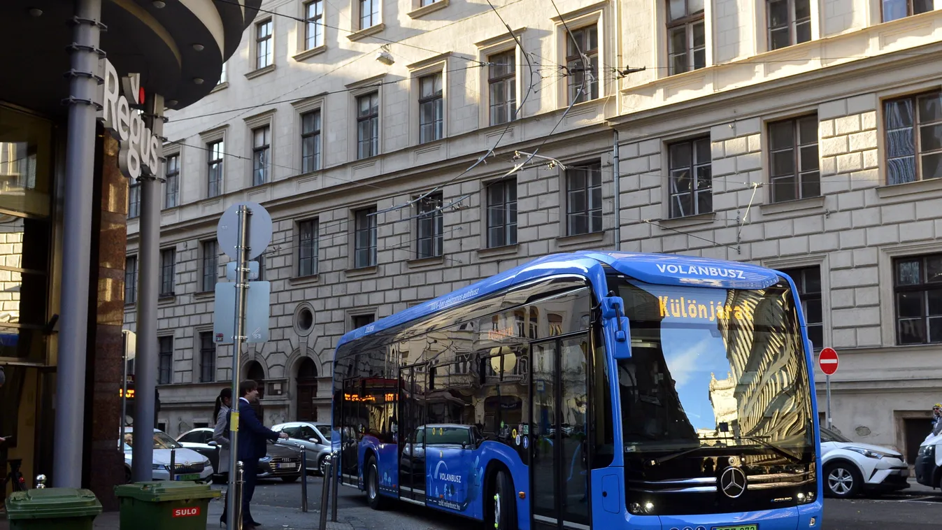 Budapest, 2021. november 30.
Egy "zöldbusz" hozza a résztvevőket a Humda Magyar Autó-Motorsport és Zöld Mobilitás-fejlesztési Ügynökség Zrt., valamint a Volánbusz Közlekedési Zrt. és a Mobiliti Volánbusz Kft. alkotta konzorcium közös sajtótájékoztatójára,