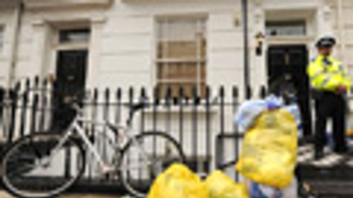 Gareth Williams, angol kémet holtan találták lakásában egy sporttáskába csomagolva, helyszínelő rendőr a lakás előtt