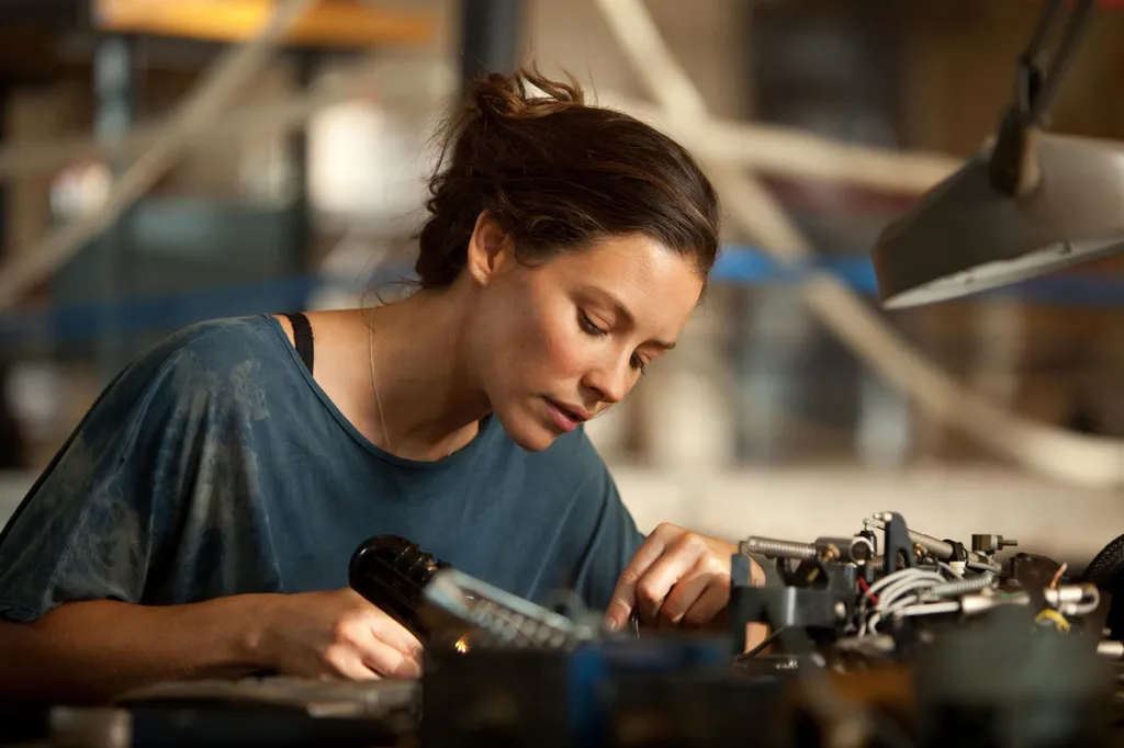 Real Steel Cinema WOMAN to repair to fix to mend ELECTRONICS science fiction HORIZONTAL, Evangeline Lilly 