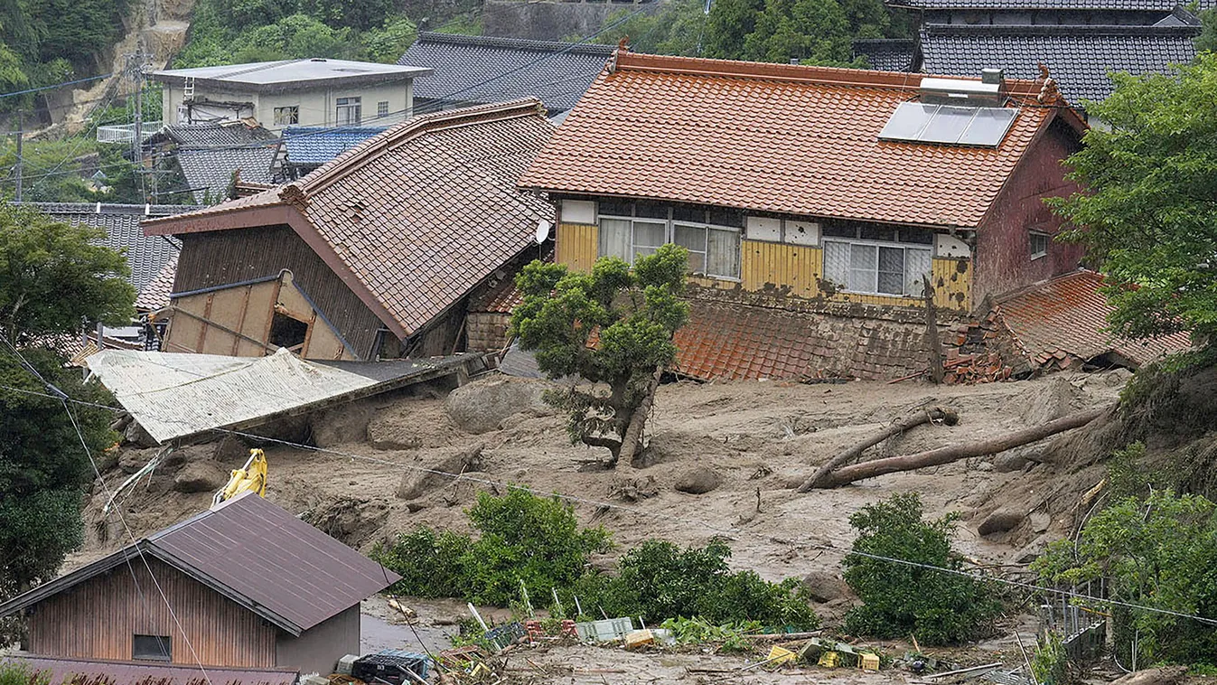 Kurume, 2023. július 10.
Földcsuszamlás következtében megrongálódott házak a Fukuoka prefektúrában fekvő Kuruméban 2023. július 10-én. A Japán délnyugati részére lezúduló eső számos helyen áradásokat és sárcsuszamlásokat okozott, a hatóságok rendkívüli fi