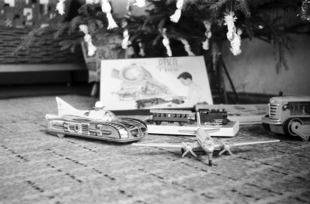 retro-vonal, Hétköznapi élet: használati tárgyak, háztartási eszközök A Budapesti Lemezárugyár játékai és egy PIKO villanyvasút.
ÉV
1965
karácsonyfa, játék vasút, gyerekjáték, Lemezárugyár-márka, karácsony 