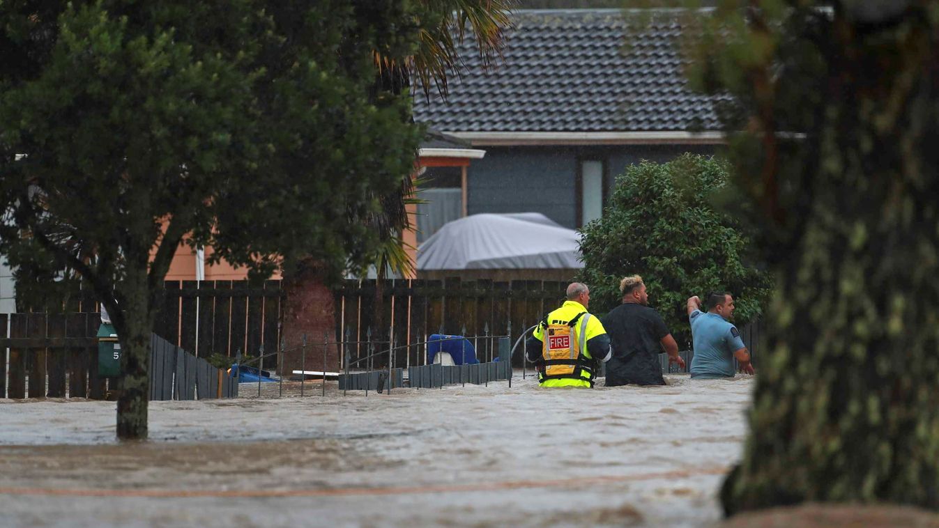 Auckland, 2023. január 28.
Vízben gázoló férfiak az özönvízszerű esőzéstől elárasztott utak egyikén az új-zélandi Auckland északi nagyvárosban 2023. január 27-én.
MTI/AP/New Zealand Herald/Hayden Woodward 