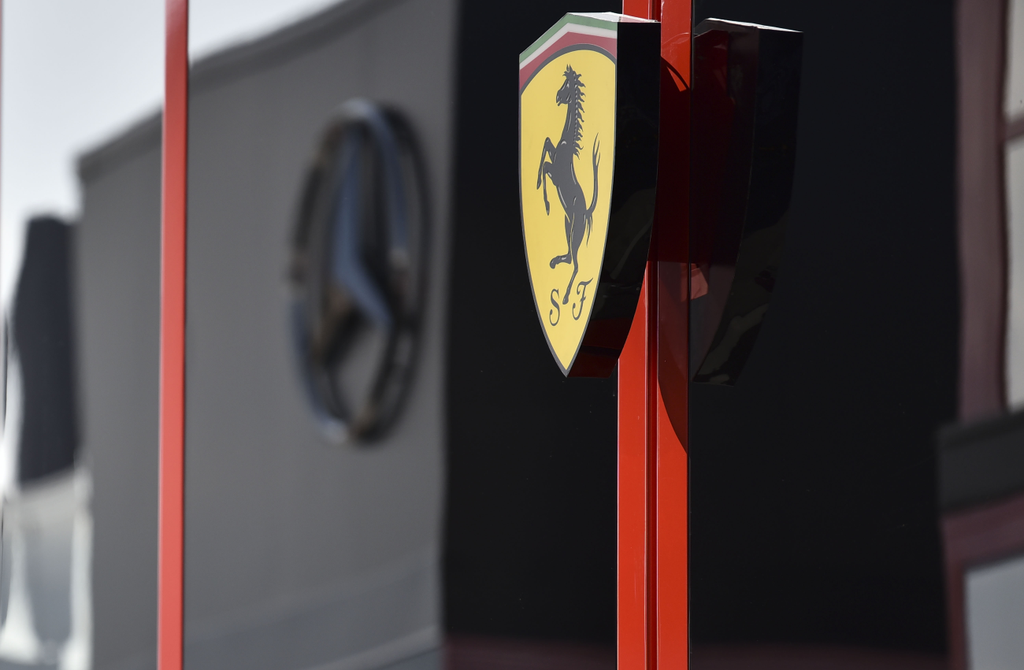 Forma-1, Magyar Nagydíj, Scuderia Ferrari logo, Mercedes logo 