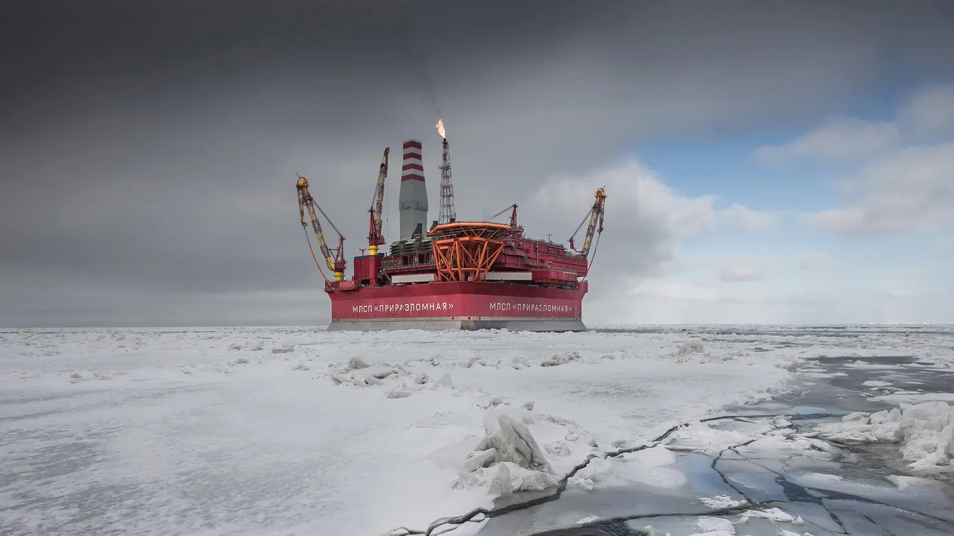 OPEC, olaj, kőolaj Russia SEA platform Ship oil drilling Pechora Sea arthic Prirazlomnaya ice-resistant oil-producing SQUARE FORMAT AT SEA, RUSSIA - MAY 8 :  The Prirazlomnaya offshore ice-resistant oil-producing platform is seen at Pechora Sea, Russia on
