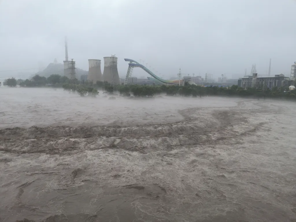 halálos áldozat peking esőzés Doksuri tájfun  halálos áldozat peking esőzés tájfun 
 Rainstorm Cause Flood in Beijing China Beijing rainstorm weather typhoon Horizontal FLOOD DISCHARGE 
