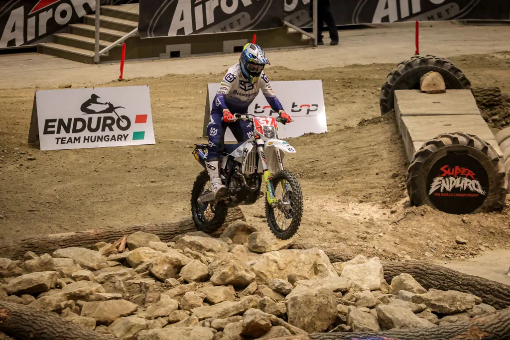 Super Enduro bajnokság Budapesten a Papp László Sportarénában 2022 február 5-én  jó galéria 