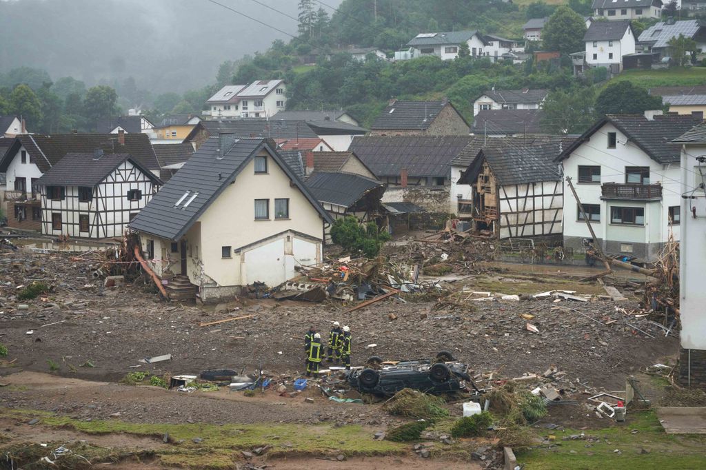 németország áradás, víz 2021.07.16. r -- Horizontal STORM 16 July 2021, Rhineland-Palatinate, Bad Neuenahr-Ahrweiler: Firefighters stand in the rubble in the community of Schuld the day after the flood disaster. Heavy rain led to extreme floodin 