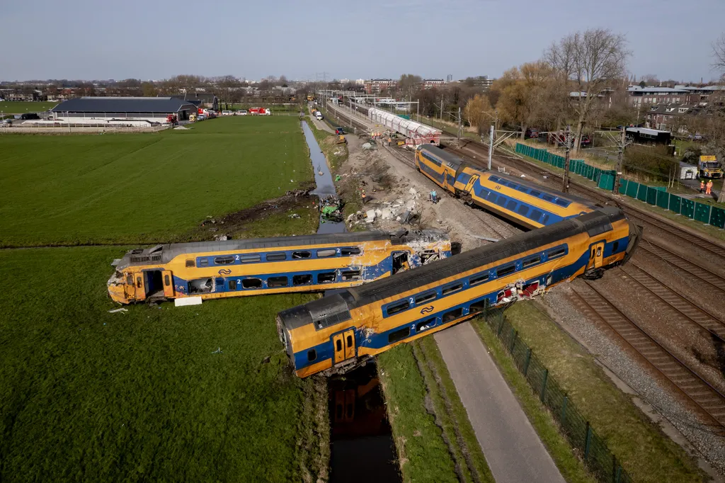 vasút, vonat, baleset, vonat, szerencsétlenség, kisiklott, ütközés, baleset, vonatok, szerelvény, hollandia, holland, 2023. 04. 04 - 05 