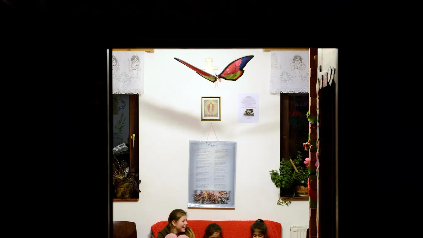 A hét képei
Gyerekek a Böjte Csaba ferences szerzetes által létrehozott Dévai Szent Ferenc Alapítványhoz tartozó Szent József Gyermekvédelmi Központban az erdélyi Szovátán 2014. december 19-én.
MTI Fotó: Czeglédi Zsolt 