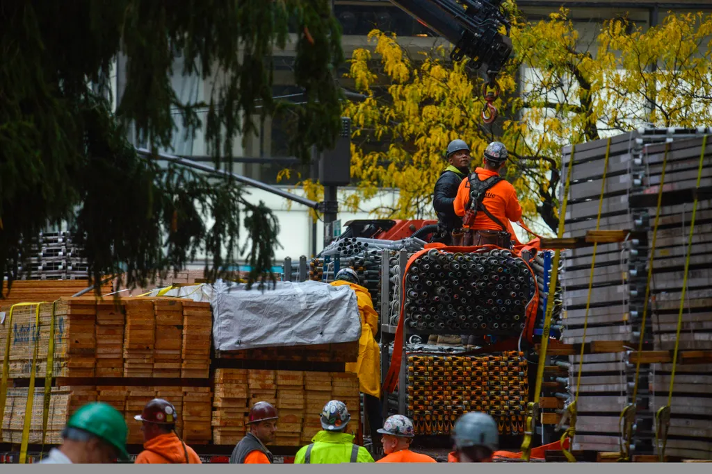 79-foot Christmas Tree Arrives In New York City's Rockefeller Center NurPhoto General news November 13 2021 13th November 2021 Rockefeller Plaza Trees Horizontal, Karácsonyfa 