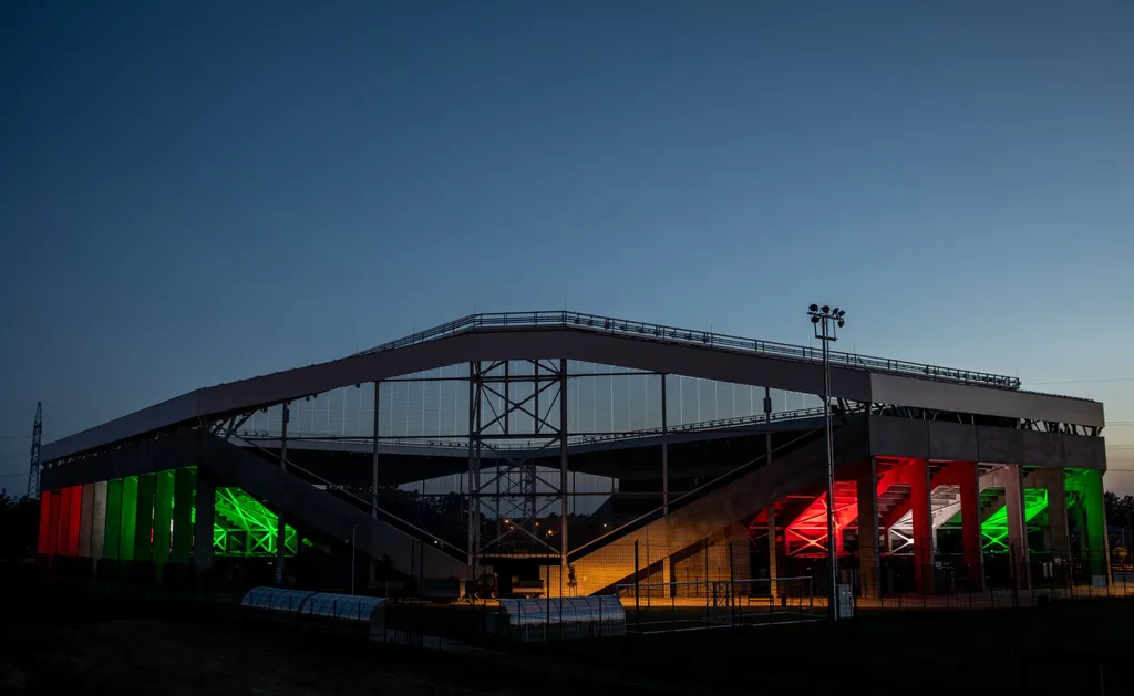 Foci EB, labdarúgó Európa-bajnokság, Euro 2020, labdarúgás, stadion, kivilágított stadion, kivilágítás, piros-fehér-zöld díszkivilágítás, magyar zászló 