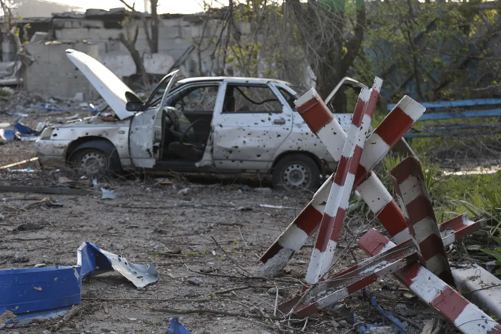 ukrán válság 2022, orosz, ukrán, háború, Ukrajna, Mariupol, autó roncs 