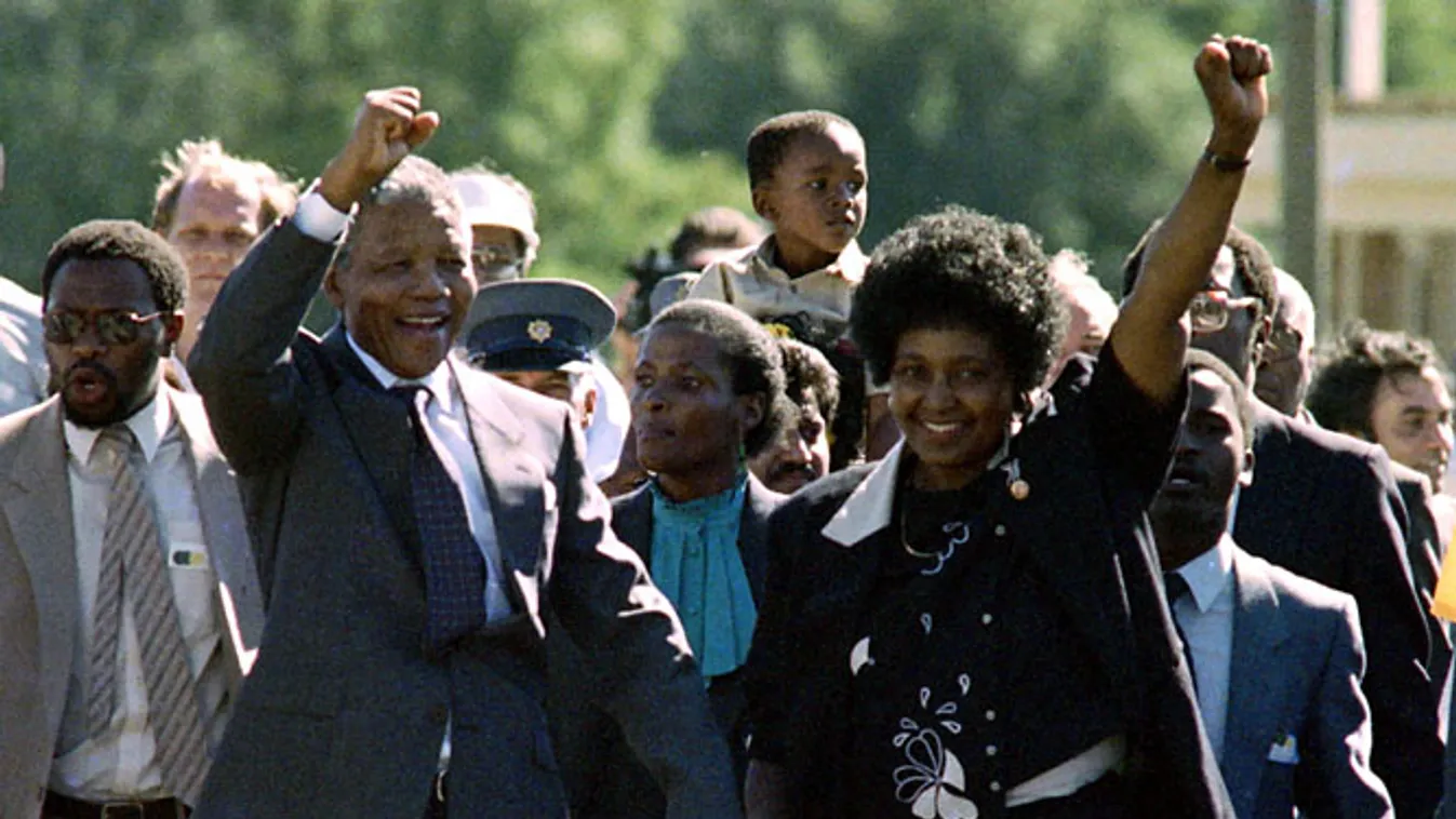Nelson Mandela, 1990-ben a börtönből kilépve nagy tömeg fogadta őt. Második felesége, Winnie Mandela férje rabsága alatt komoly szerepet töltött be az ANC-ben 