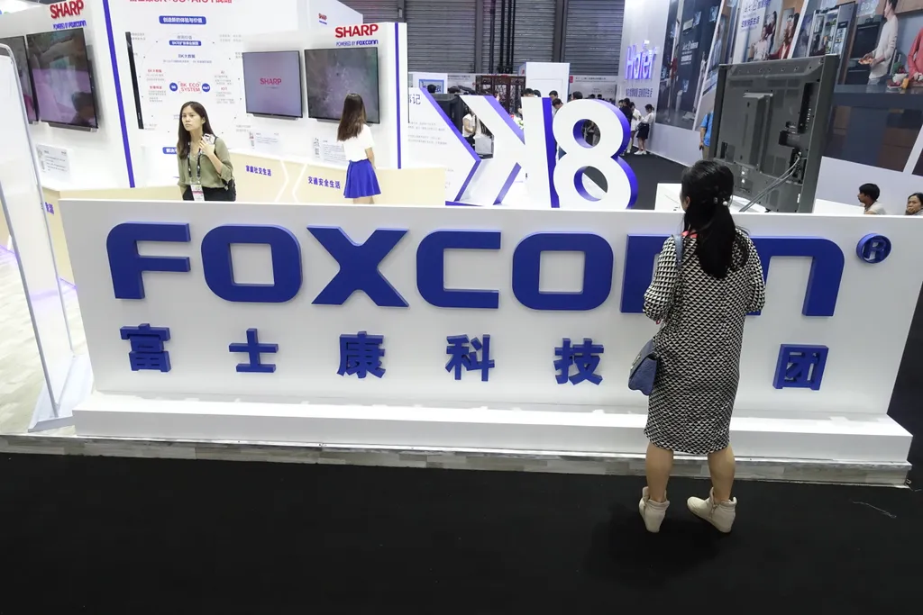 Foxconn outlook dims as apple sales slow China Chinese Foxconn manufacturing manufacture manufacturer electronics industry 
