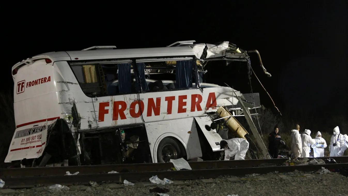 Anahuac, 2015. február 14.
Rendőrök dolgoznak annak a közlekedési balesetnek a helyszínén a Mexikó északkeleti részén fekvő Anahuacban 2015. február 13-án éjjel, ahol egy tehervonat rohant egy zsúfolt autóbuszba. A balesetben legkevesebb 16-an életüket ve