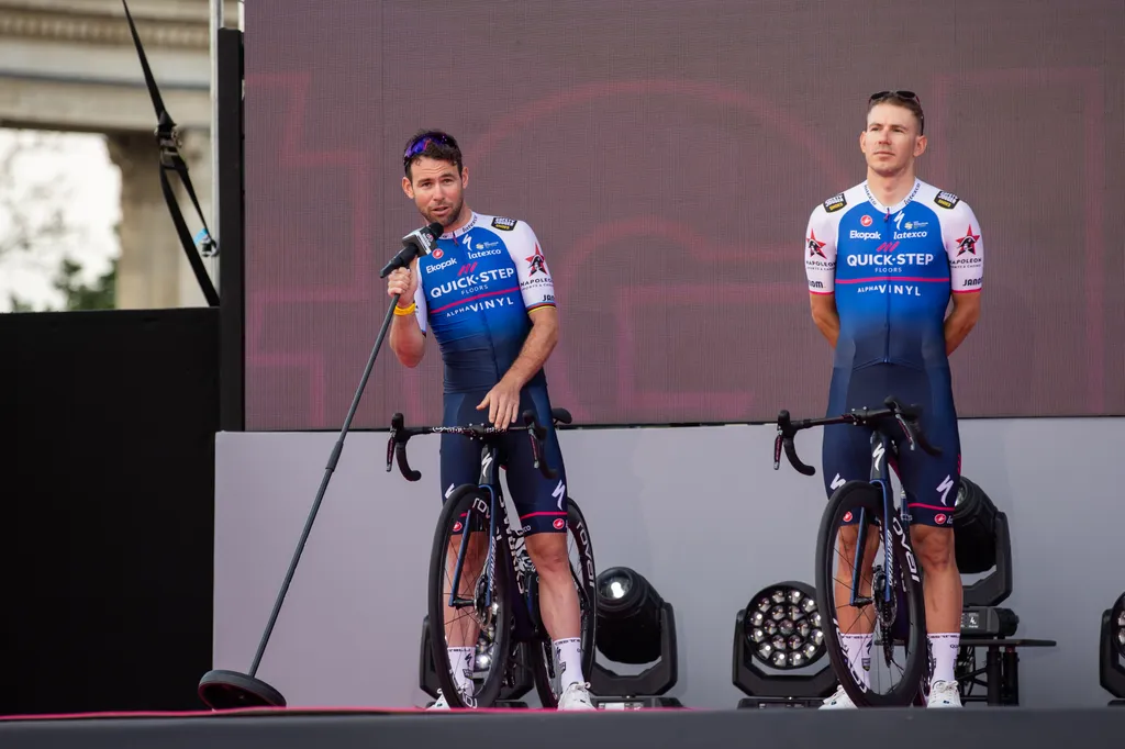 Giro d'Italia Hősök tere csapatbemutatók, 2022.05.04. Mark Cavendish 