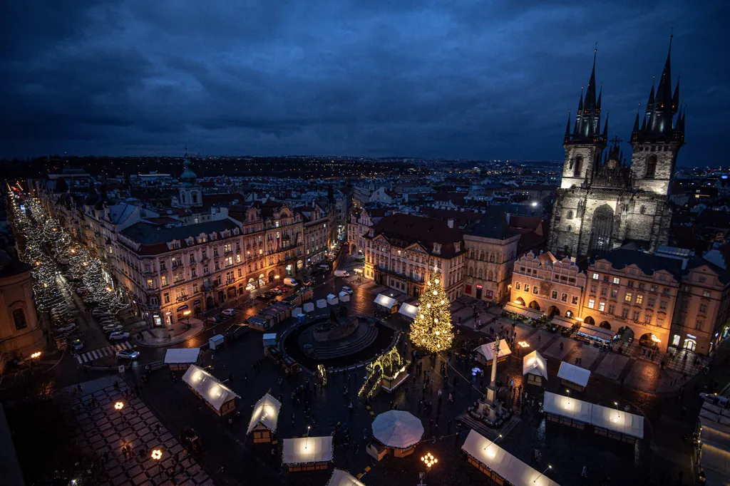 Prágai lámpagyújtogatók  ristmas preparations in Prague amid Covid-19 Christmas,city,decoration,light,New Year,Prague,preparation Horizontal PRAGUE, CZECH REPUBLIC - NOVEMBER 29: A general view of the illuminated Old Town Square with a Christmas tree and 