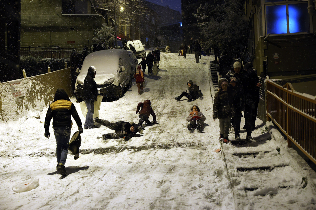 Havazás Törökországban  2022.01. Snowfall in Istanbul enjoying,İSTANBUL,snowfall,Street,weather Horizontal 