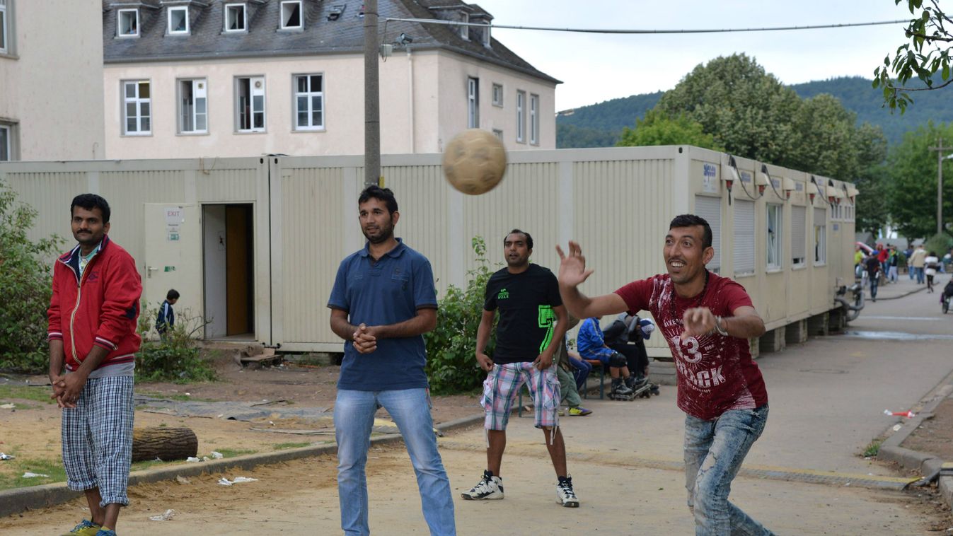 Migránsok menekültek fociznak a németországi Trierben lévő táborban 