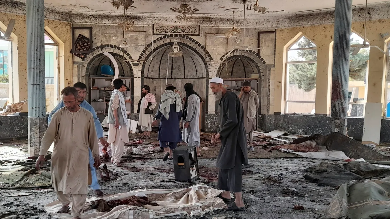 Kunduz, 2021. október 8.
A károkat nézik meg emberek 2021. október 8-án, miután polgép robbant egy kunduzi síita mecsetben a pénteki ima idején. A halálos és a sebesült áldozatok számáról eltérőek a jelentések. A robbantást még egyetlen csoport sem vállal