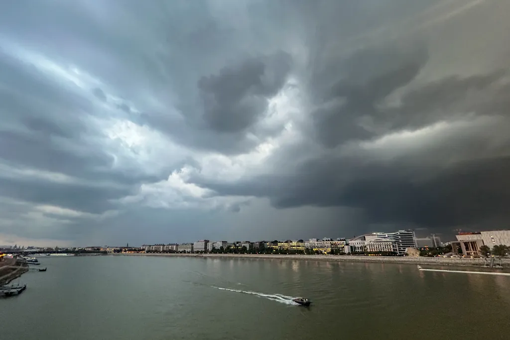 vihar, villám, villámlás, eső, időjárás, zivatar, felhő, Budapest, főváros, 2023. 08. 16. 