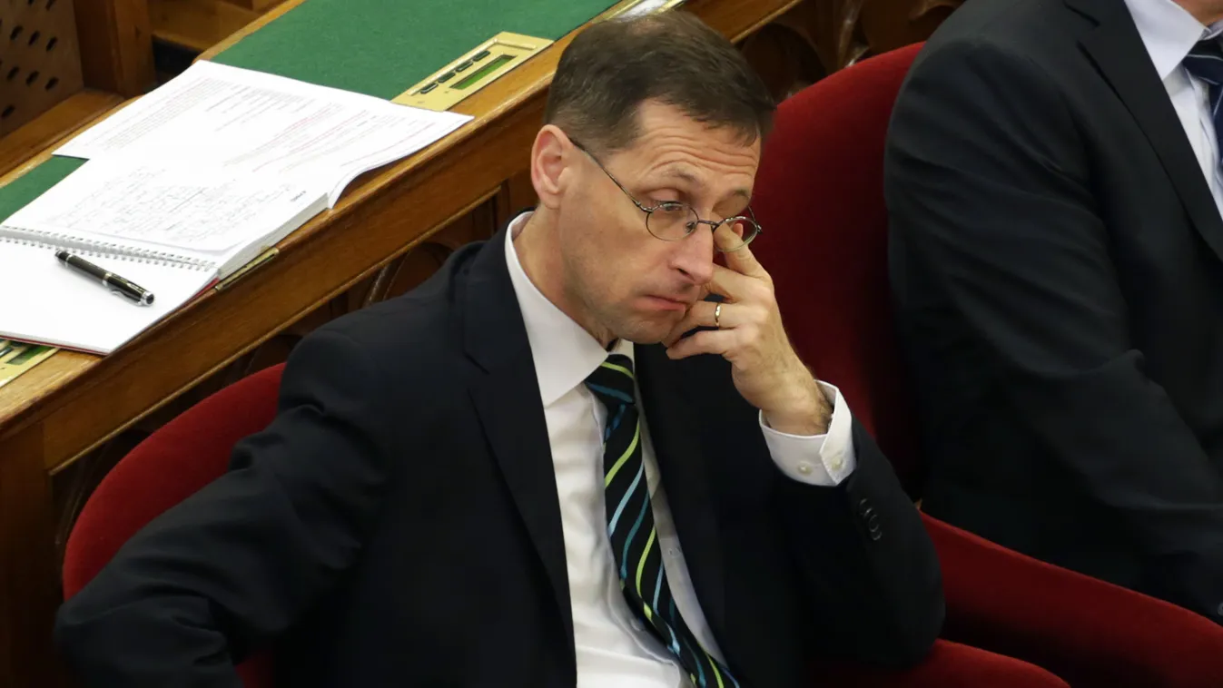 Varga Mihály Nemzetgazdasági Miniszter a parlamentben a vasárnapi boltzár megszüntetéséről szóló kormány-bejelentés után 2016 április 11-én 