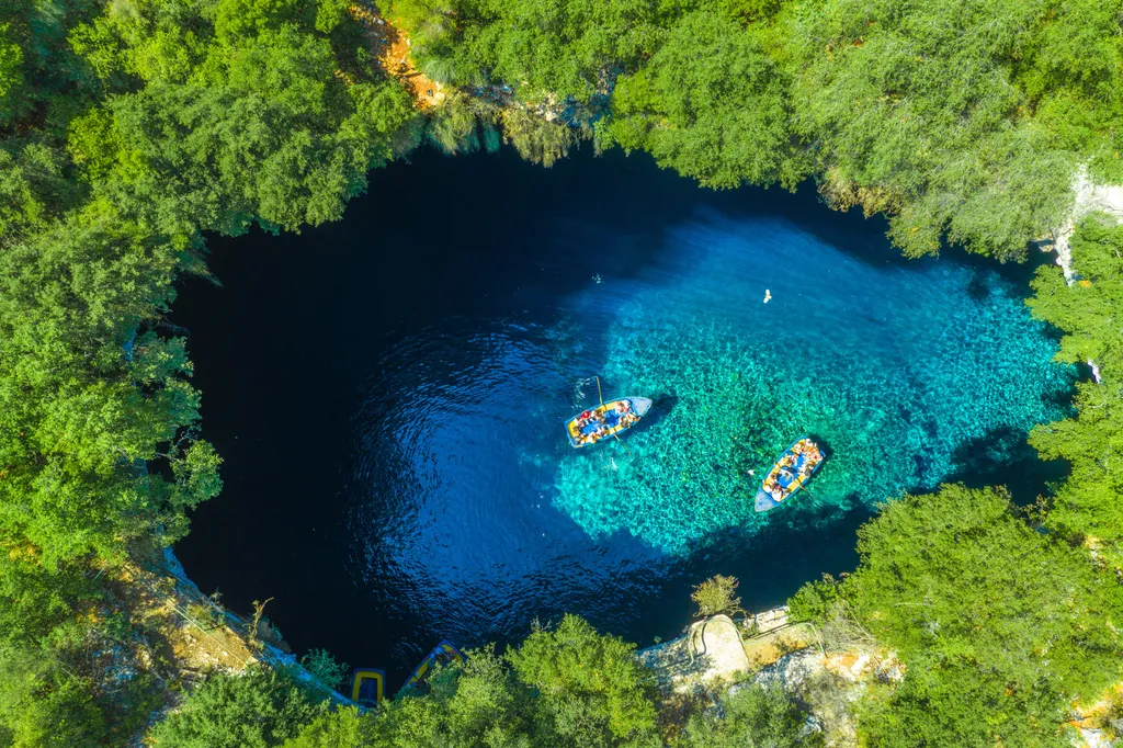 barlangi tó Görögország 