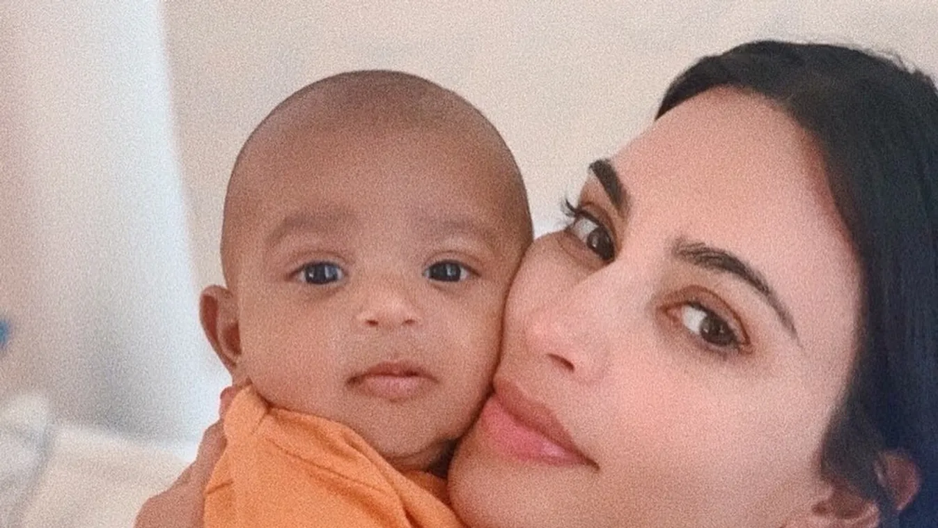 Kim Kardashian és a legkisebb gyereke, Psalm 