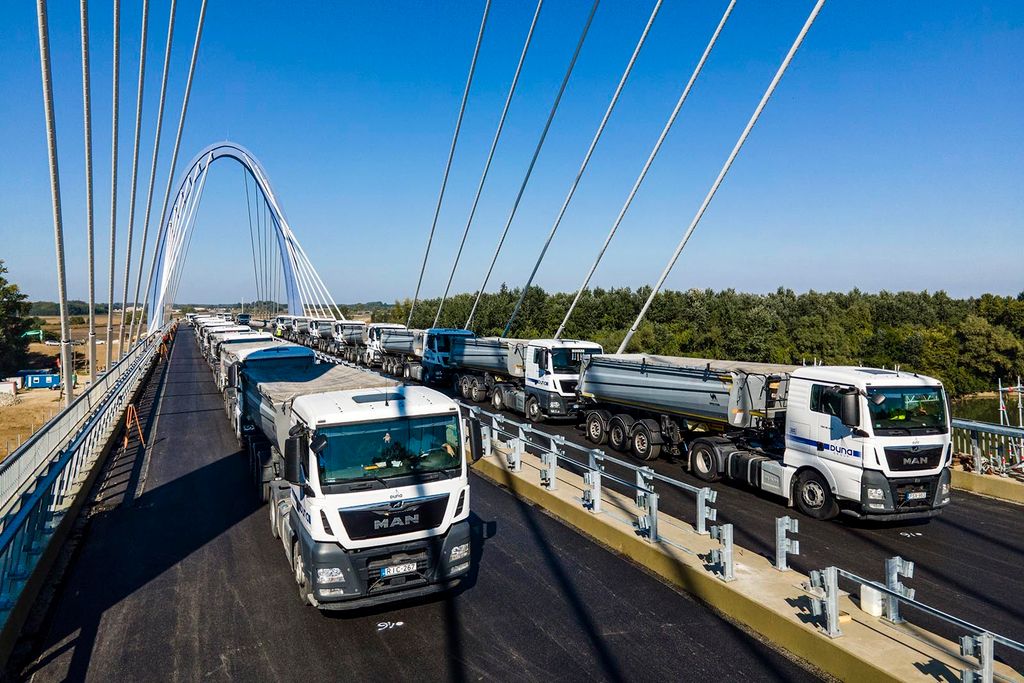 Mindkét próbaterhelés sikeres volt a páratlan szerkezetű új Tisza-hídon, Tisza-híd, 2021 