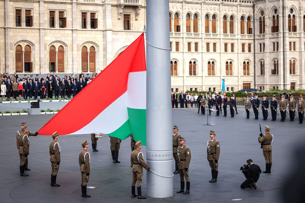 Augusztus  20,  ünnepélyes tisztavatás, és zászlófelvonás a Kossuth téren, 2022. augusztus 20. Szent István Nap 