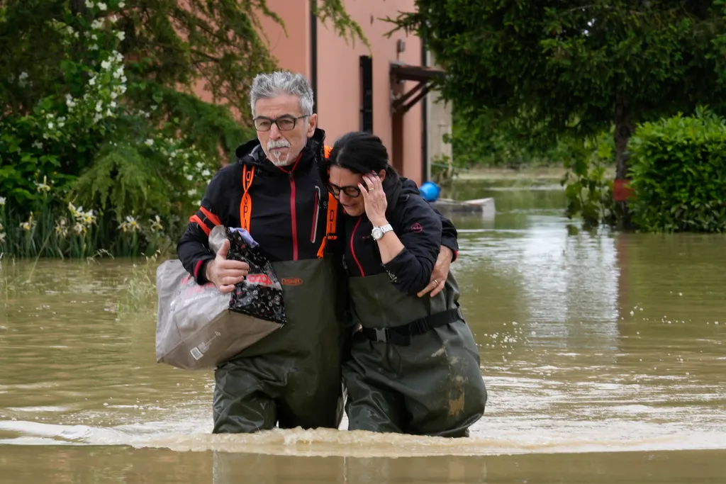 Lugo, 2023. május 18.
Árvízben gázol egy pár a közép-olaszországi Ravenna közelében fekvő Lugóban 2023. május 18-án. Az elsősorban Emilia Romagna tartományt sújtó áradások legalább kilenc ember halálát okozták, több mint tizenháromezret pedig otthona elha