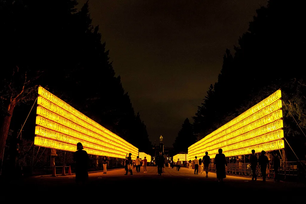 Japan Mitama (papírlámpás) fesztivál  the Mitama festival, celebrated since 1947 honouring the souls of the enshrined spirits and the fallen soldiers of Japan's past wars, at the Yasukuni Shrine in Tokyo on July 14, 2021. (Pho 