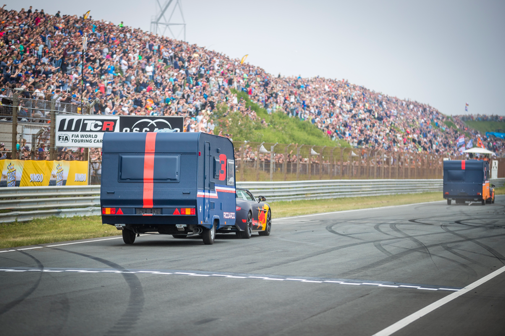 A Forma-1-es Red Bull Racing bemutatója a hollandiai Zandvoortban, Max Verstappen, Daniel Ricciardo, Aston Martin 