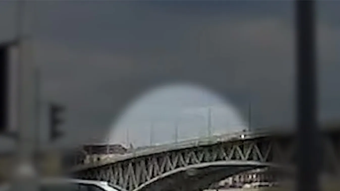 A Dunába vetette magát egy férfi a Petőfi hídról 