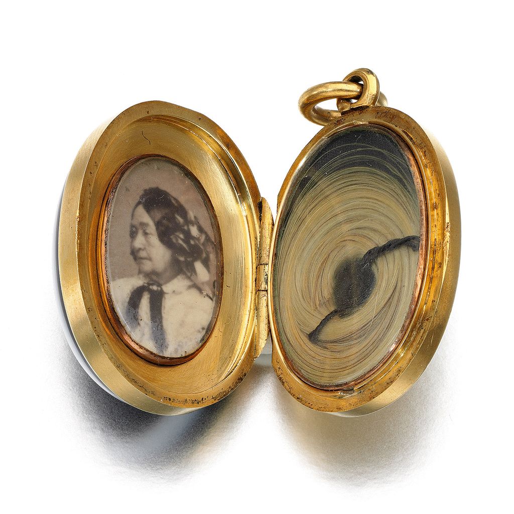 Royals Victoria auction

Miniature photograph of Queen Victoria's mother 