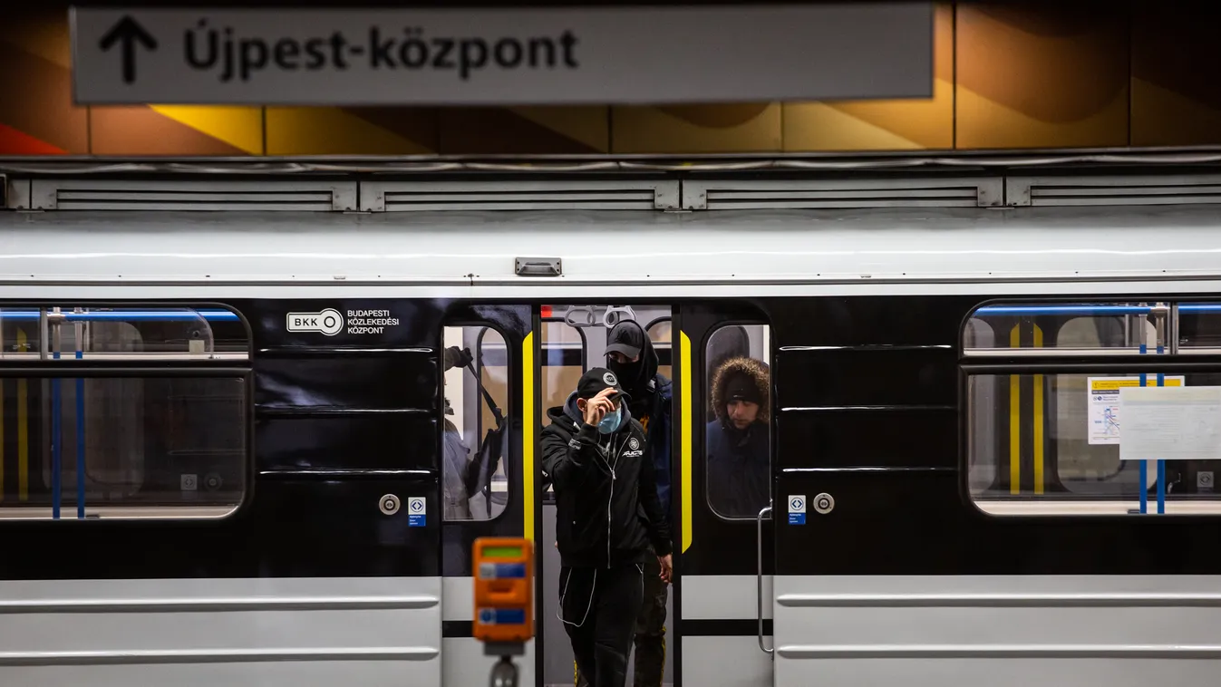 koronavírus, járvány, aluljáró, tömegközlekedés, BKV, lépcső, maszk, védőmaszk, arcmaszk, metró, utasok, utas 