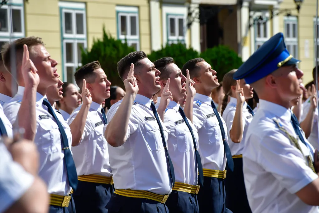 Tiszti esküt tettek a Nemzeti Közszolgálati Egyetem Rendészettudományi Kara és Katasztrófavédelmi Intézetének végzett hallgatói 