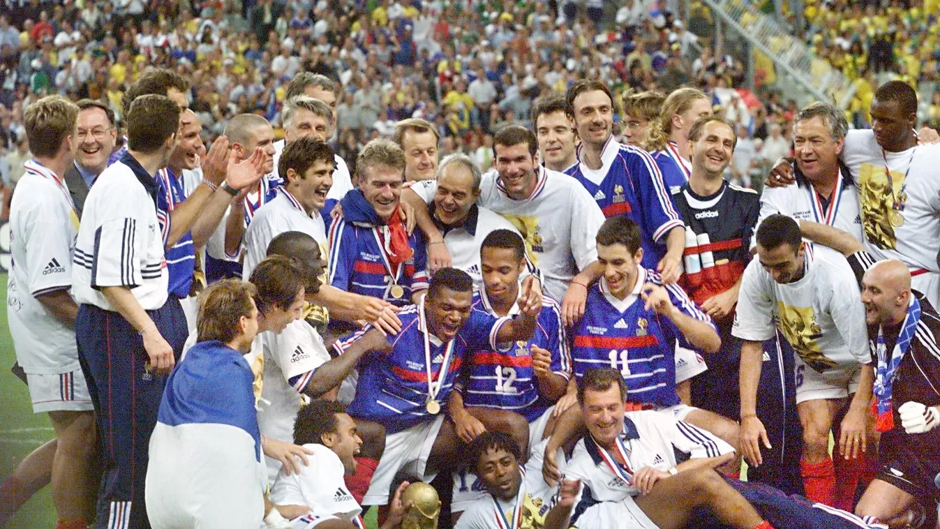 CUP-FR98-BRA-FRA-TEAM-TROPHY Horizontal WORLD CUP FINAL TROPHY FRENCH TEAM JOY 